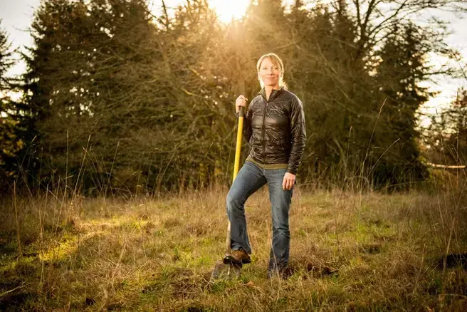 ulrike pose with shovel