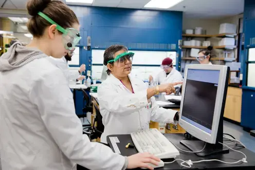 dharshi bopegedera with a student in chemistry lab